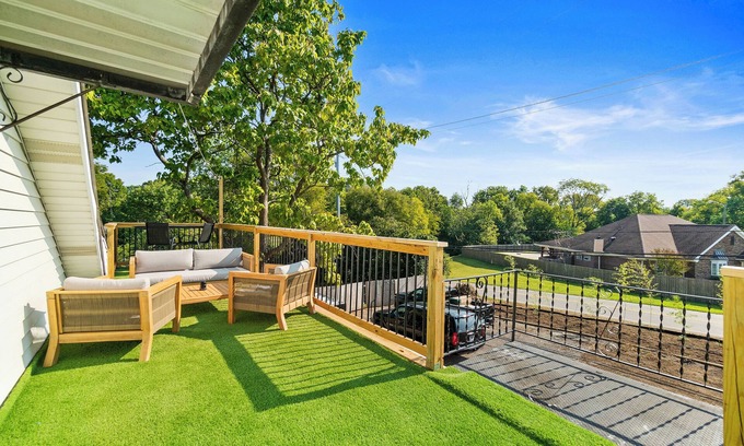 Maplewood Heights House | East Nashville Getaway | 10 Mins to Grand Ole Opry | Rooftop & Cowboy Pool!