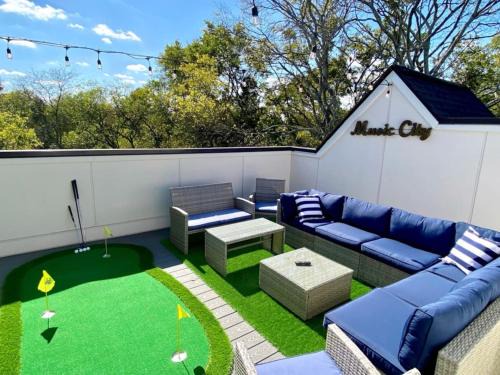 Nashville House | East Nashville Townhome 5min to Grand Ole Opry! Rooftop Deck, Grill, TV and Golf