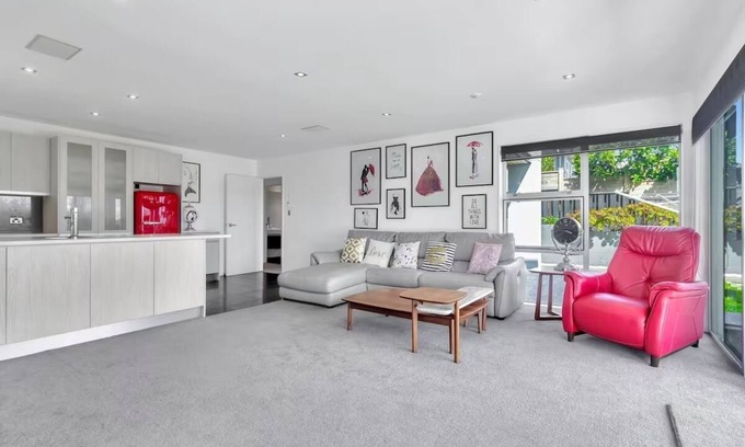 Bucklands Beach House | East Nest Home stay