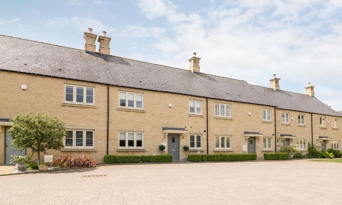 Stow-on-the-Wold House | East View