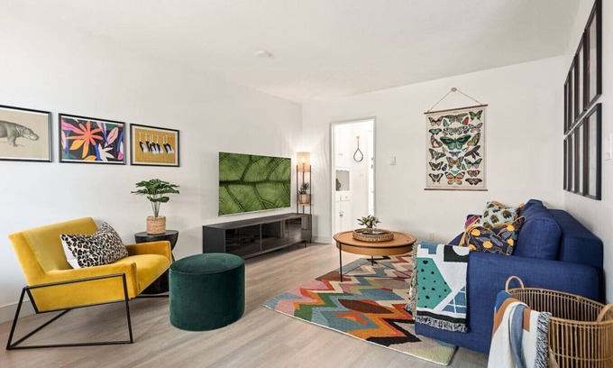 Alamitos Beach Apartment | East Village Arts District, King Suite w/Sofa Bed