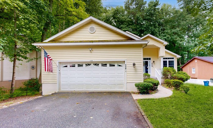Ocean Pines House | Eastern Shore Getaway with Screened Porch, WiFi & Access to 5 Pools & Beach Club