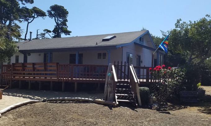 Florence House | Easy 5-minute walk to Heceta Beach! Clean family-sized house with a huge deck.