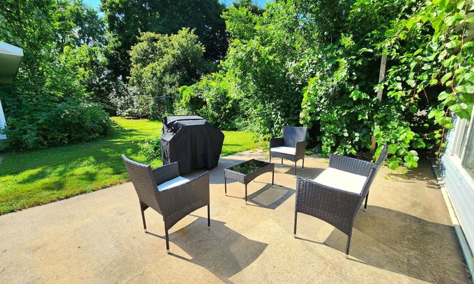 La Crosse House | Easy Access to Airport, Freeway, Dining, River, and Docks