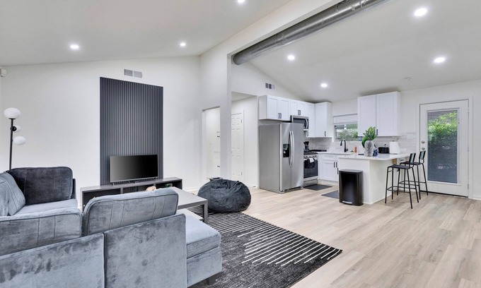 Old Enfield House | Easy access to everything from this centrally located Home in Austin!n