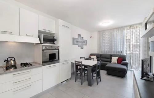 Albate Apartment | Easy Como Stay con parcheggio gratuito Collegamento con la Svizzera