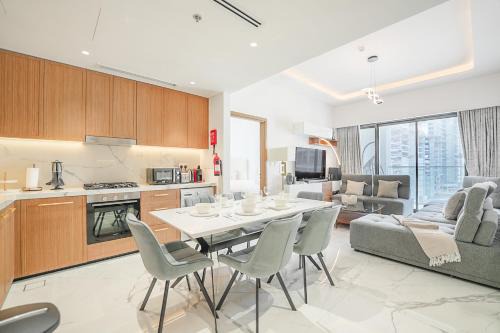 Nad Al Sheba Apartment | EasyGo - Contemporary 2 Bedroom Apartment with Balcony in Meydan
