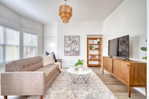 King House | Eclectic 2BR - Victorian Charm - Steps to Fun