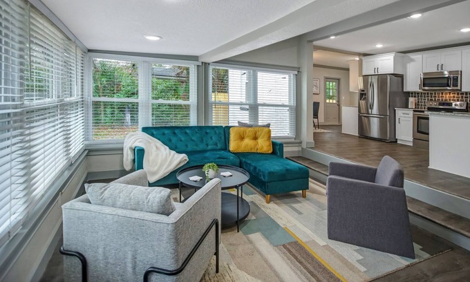 Murray Hill House | Eclectic Home - sleeps 8 with Gameroom