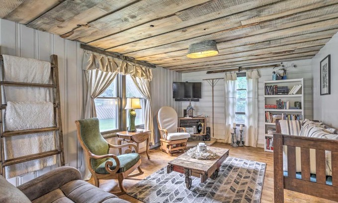 Ladysmith House | Eclectic Ladysmith Hideaway Hike and Hunt!