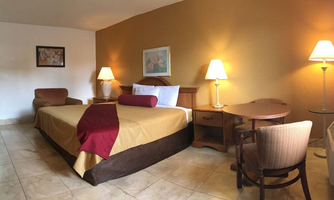 Fort Myers Hotel | Econo Lodge Fort Myers North