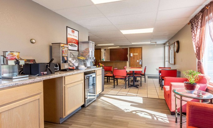 Escanaba Hotel | Econo Lodge Inn & Suites Escanaba North