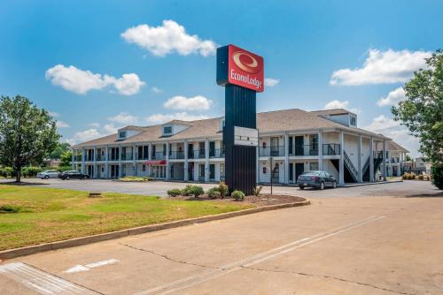 Tupelo Cabin | Econo Lodge Tupelo Barnes Crossing