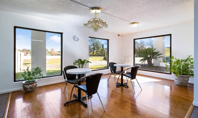 Metter Hotel | Econo Lodge