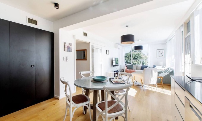 Saint Kilda South Apartment | Edge of Elwood Unwind in Style by St Kilda Beach