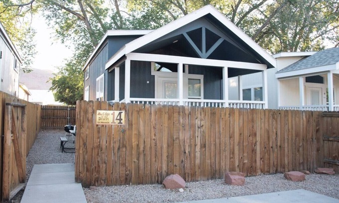 Moab House | Edge of the Desert Portal Overlook Cabin #14
