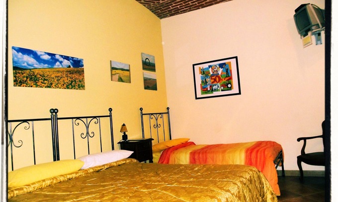 Flesie Bed & Breakfast | EL CAVAJER) yellow room