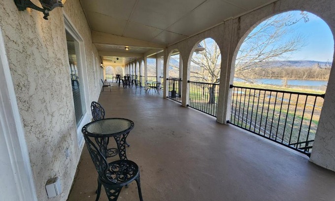 Lookout Valley Neighborhood Association Hotel | Elder Mountain Room at Tennessee RiverPlace