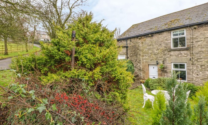 Hope Valley Cottage | ELDERBANK, character holiday cottage, with open fire in Bradwell