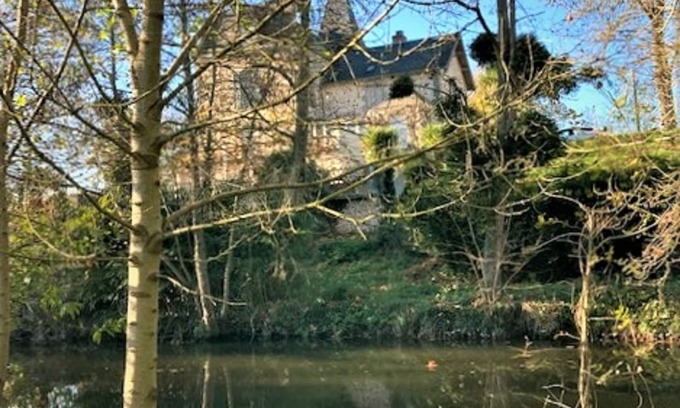 Voulmentin House | ELEGANT 19TH-CENTURY HOUSE 5/6 BDR./14 PERS./RIVERFRONT./SAUNA/BABYF