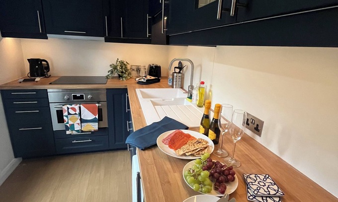 Oxford City Centre Apartment | Elegant 1-bedroom apartment in Oxford with parking, AC