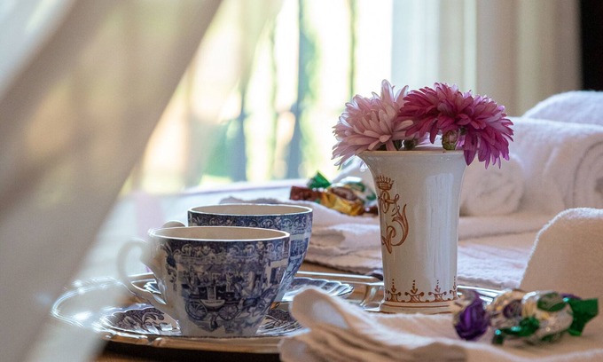 Oltrarno House | Elegant 3 bedroom apt, in historical Villa, shared pool, parking, 3km to Center