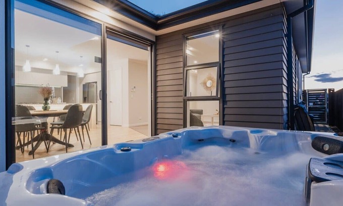 Hornby House | Elegant 3BR Home on Mustang Avenue