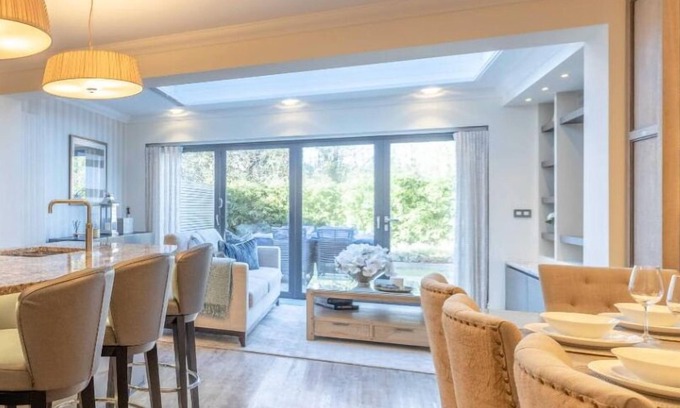 Runnymede House | Elegant 4-Bed Home|Private Garden|Parking