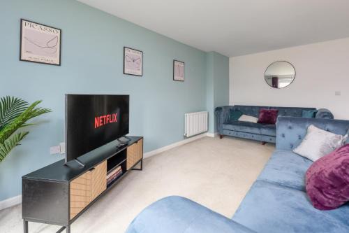 Maidstone House | Elegant 4 Bedroom House-Sleeps 7-Parking-Nr Hospital-Contractors Deal