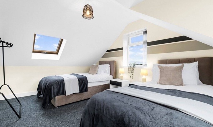 Tipton House | Elegant 5 Bedroom House/Free Parking/Yard