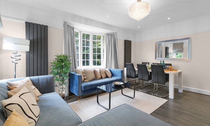 High Wycombe House | Elegant 5 Bedroom, 2 Bathroom Home at Marlow Hill