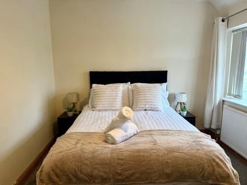 Nottingham Apartment | Elegant 5BR House - Near Wollaton Hall, QMC, City Centre & Nottingham University - Sleeps 9
