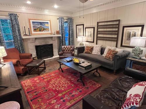 Audubon Park House | Elegant 6 Bedroom Home in Heart of Memphis