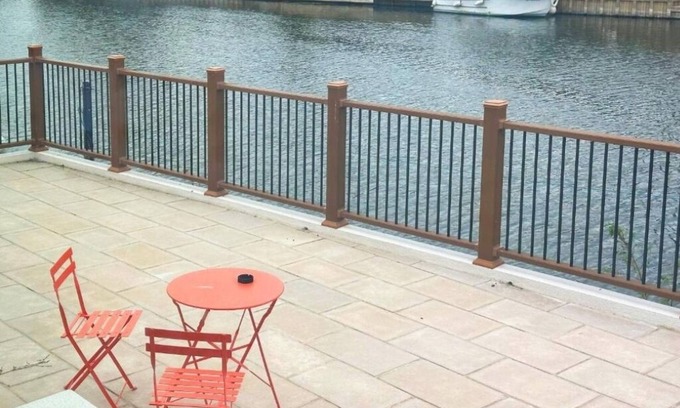 Wraysbury Apartment | Elegant Accommodation: Thames Mansion – Water View