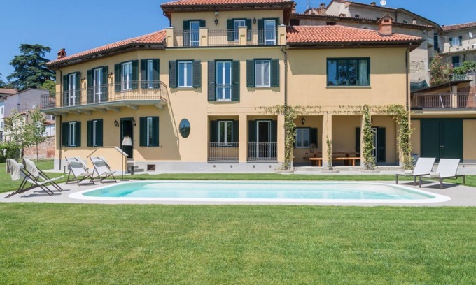 Vignale Monferrato Apartment | Elegant and spacious villa perfect for accommodating up to 12 guests is located in the center of Vignale in the heart of Monferrato area, nominated a UNESCO World Heritage Site in 2014. The house is equipped with every comfort: WiFi, air conditioning, ou