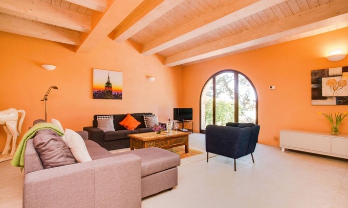 Trequanda Villa | Elegant and spacious two-storey villa of 156 m2 consisting of a large living room, kitchen complete with dishwasher, microwave oven, electric oven, coffee machine, kettle, fridge and freezer, internal and external dining area, a master double bedroom wit