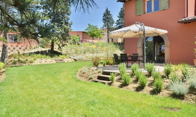 Trequanda Villa | Elegant and spacious two-storey villa of 142 m2 composed on the ground floor of a large living room, kitchen complete with dishwasher, microwave oven, electric oven, coffee machine, kettle, fridge and freezer.On the first floor we find a double bedroom w