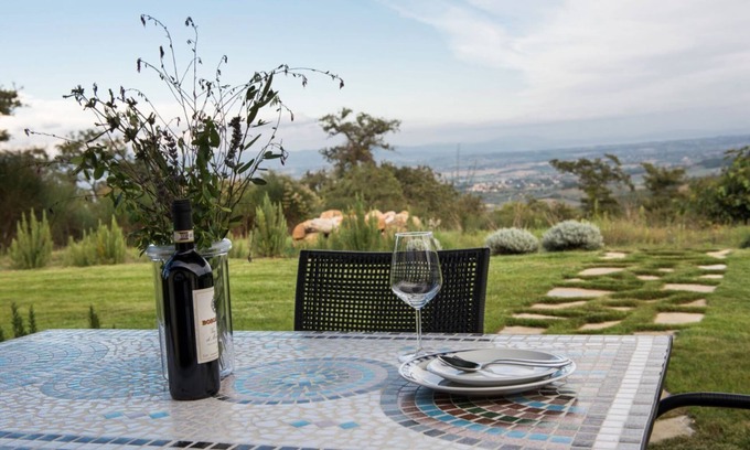 Trequanda Villa | Elegant and spacious ground floor villa of 142 m2 located in a private area of ​the estate suitable for those with mobility difficulties. Composed of a large living room with fireplace, kitchen complete with dishwasher, microwave, electric oven, mok