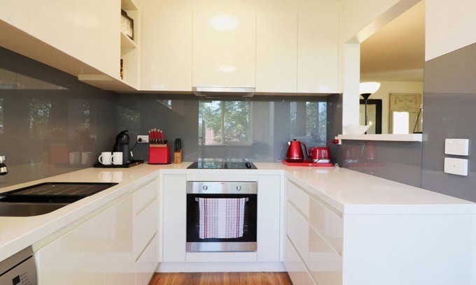 Hawthorn East Apartment | Elegant apartment, spacious apartment, parking. Full laundry, balcony, BBQ, Wifi