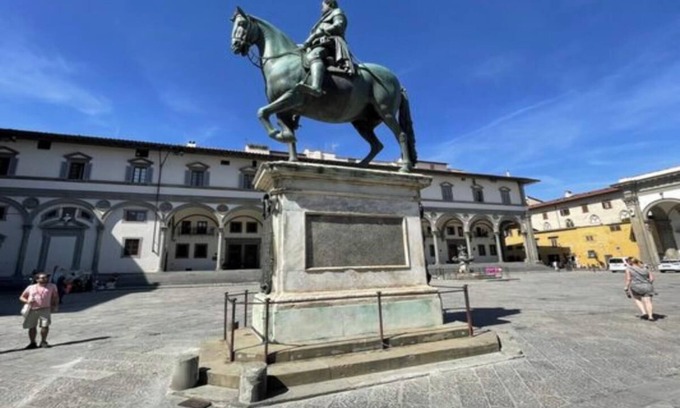 Santa Croce Apartment | Elegant Apartment with Stunning Views Near Piazza Duomo