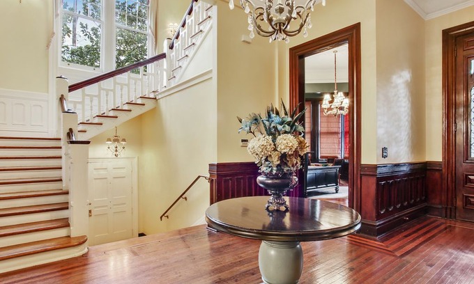 Faubourg Livaudais Apartment | Elegant Balcony Apt on St Charles! Private Balcony Parade watching! StreetCar!