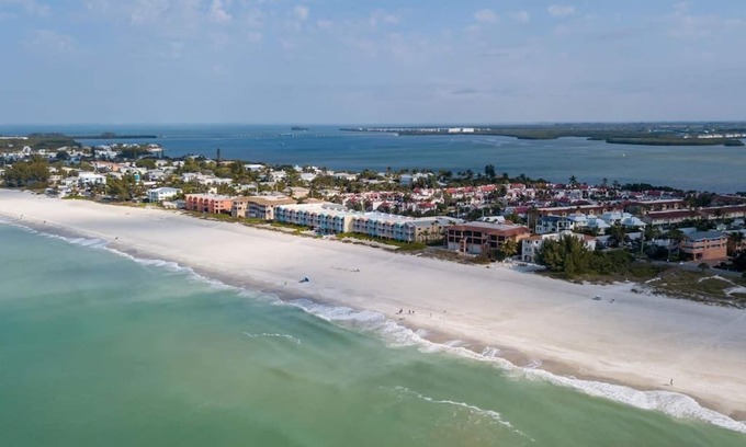 Bradenton Beach House | Elegant Beachfront Getaway ~ Heated Pools ~ HotTub