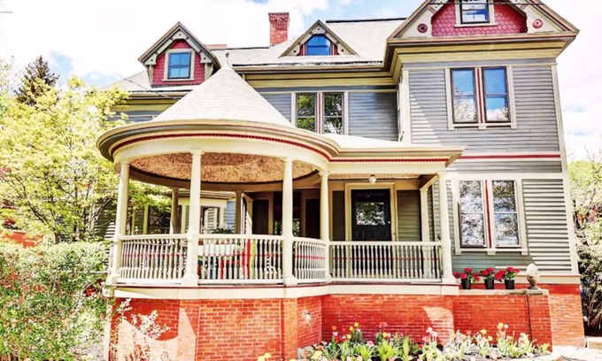 College Hill House | Elegant, bright and beautifully appointed Victorian home near Brown and RISD