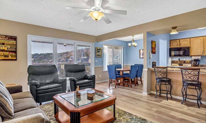 Indian Point Condo | Elegant Condo includes Boat Slip-Silver Dollar 1 mile! Beautiful Lake Views!
