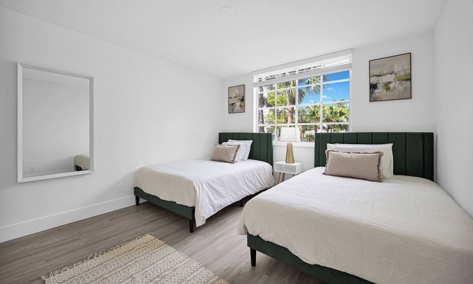 Deerfield Beach Apartment | Elegant Deerfield Retreat | Pool
