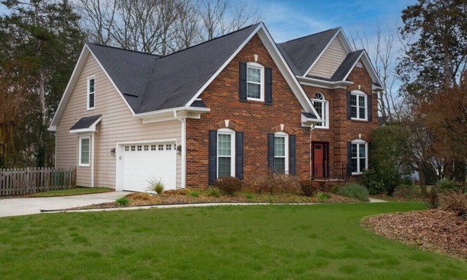 Charlotte House | Elegant Garden Escape |6BR w/Backyard-Fire Pit-BBQ
