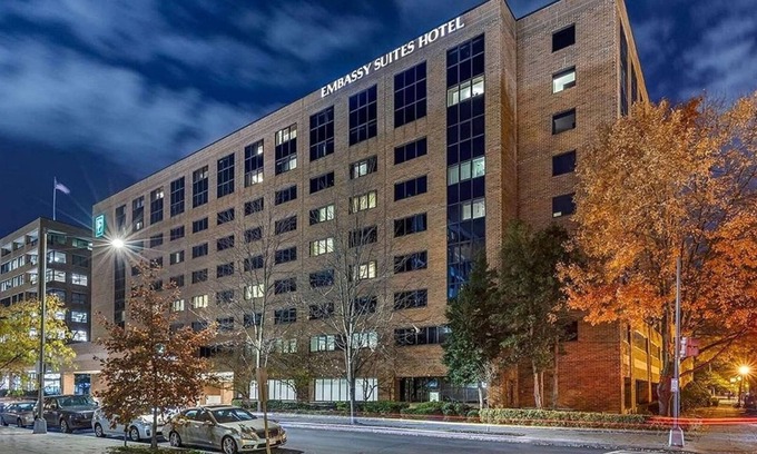 West End Resort | Elegant Georgetown Retreat | Hilton 1BR Suite | Walk to Shops & Dining | The Dis