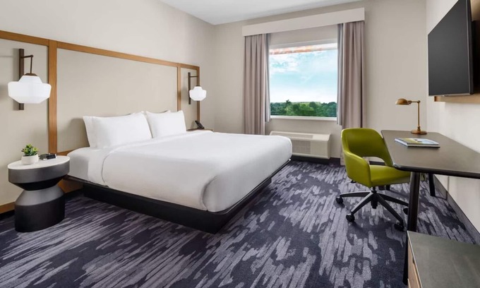 Florida City Hotel | Elegant King Getaway: Fairfield Inn, Perfect for Couples, Pets Allowed