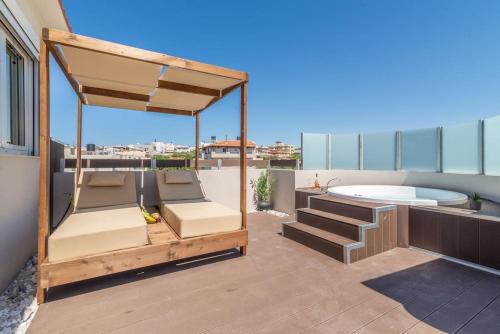 Agios Dimitrios Apartment | Elegant Loft with Jacuzzi