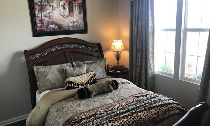 Buda House | ❤️Elegant Manor- Sleeps 12+⭐Golf Course View⭐King bed, Two Queens, Double